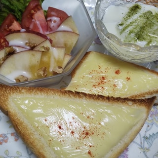 チーズトーストとりんごクルミサラダと青汁ヨーグルト